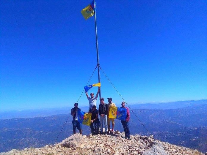 Drapeau kabyle au sommet de Taletat (La main du Juif) à 1638m d'altitude (PH/DR)