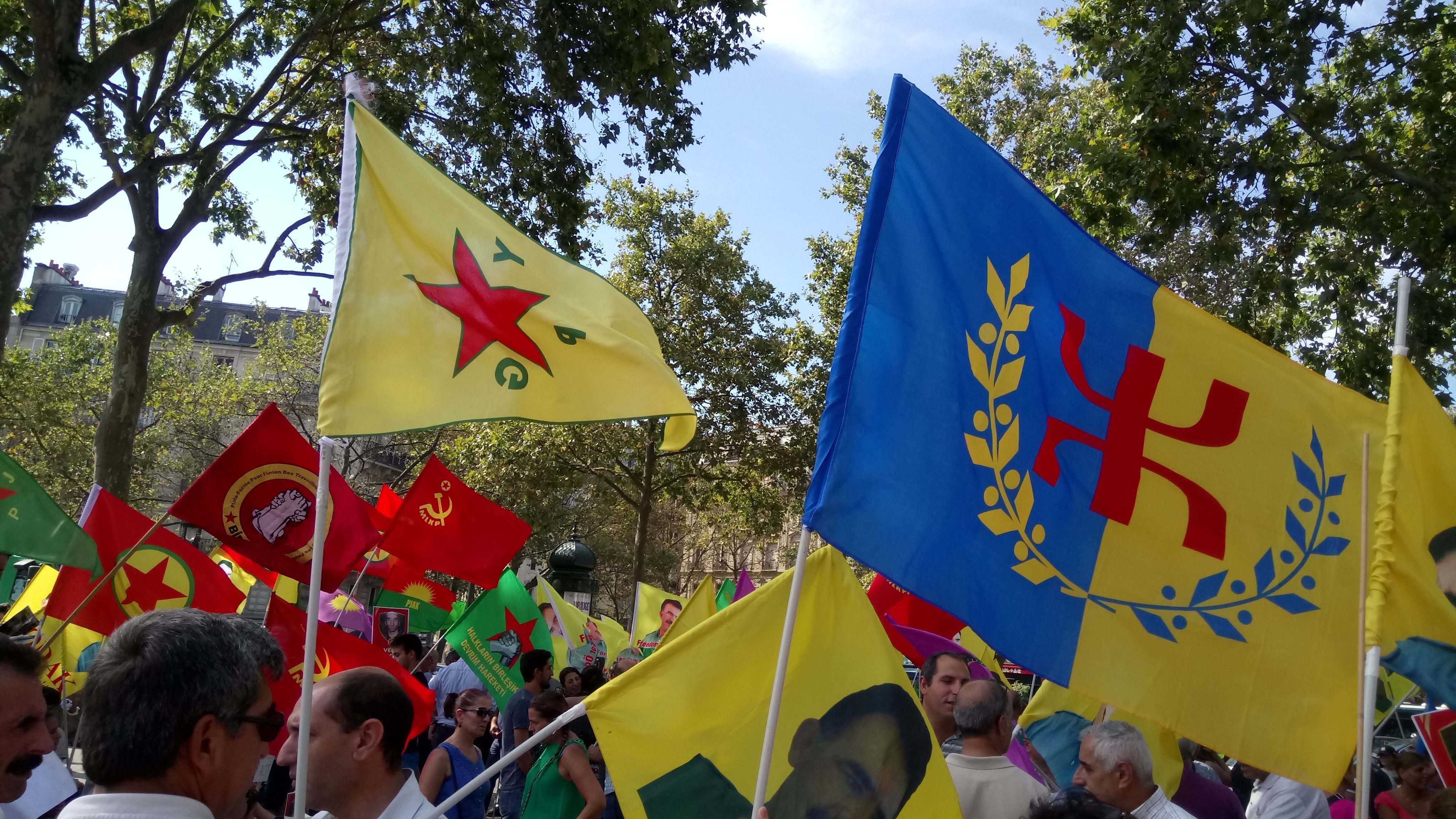 Marche kurde à Paris  : La Kabylie présente, en soutien à "une solution politique pour le Kurdistan"