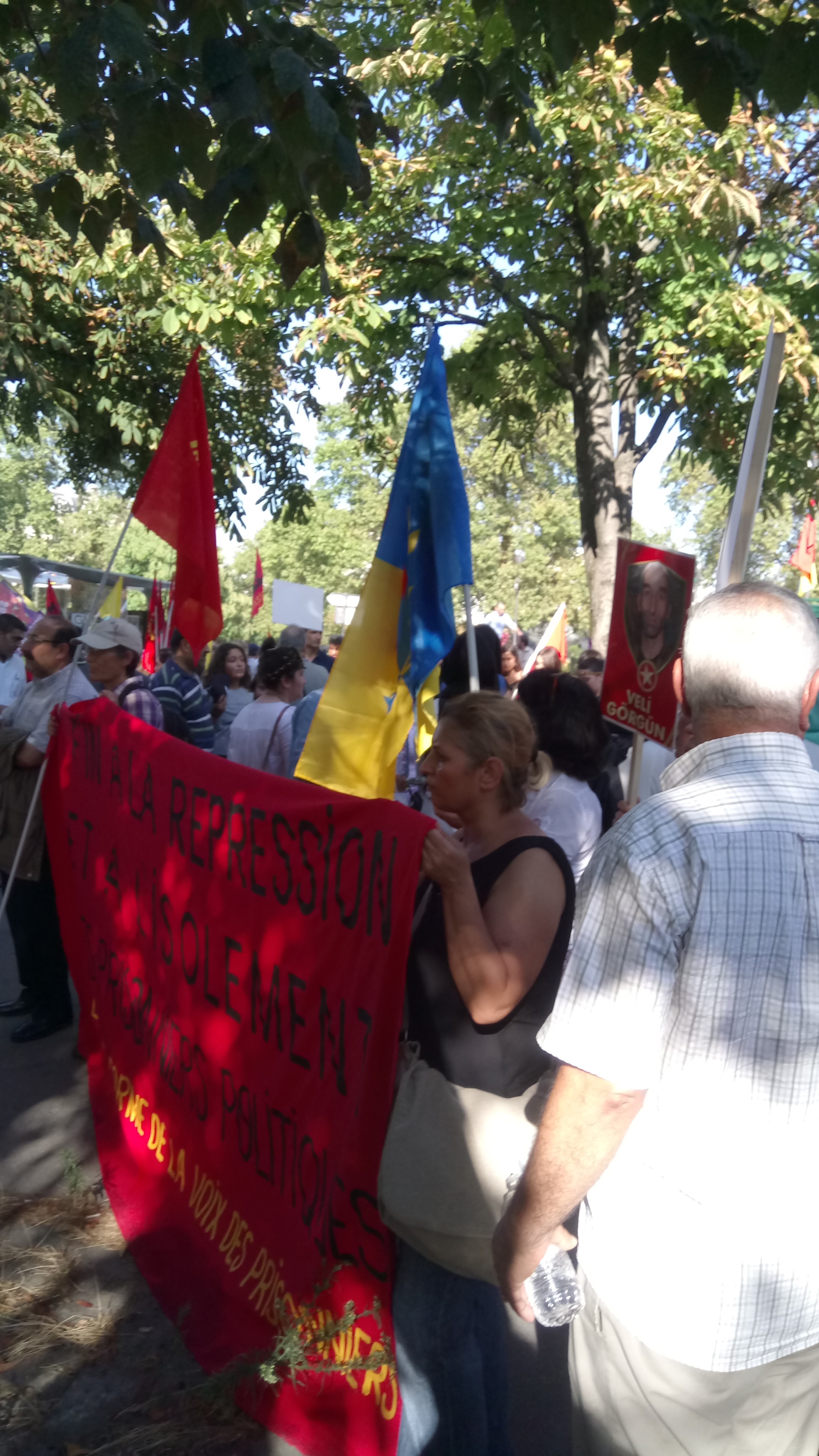 Marche kurde à Paris  : La Kabylie présente, en soutien à "une solution politique pour le Kurdistan"