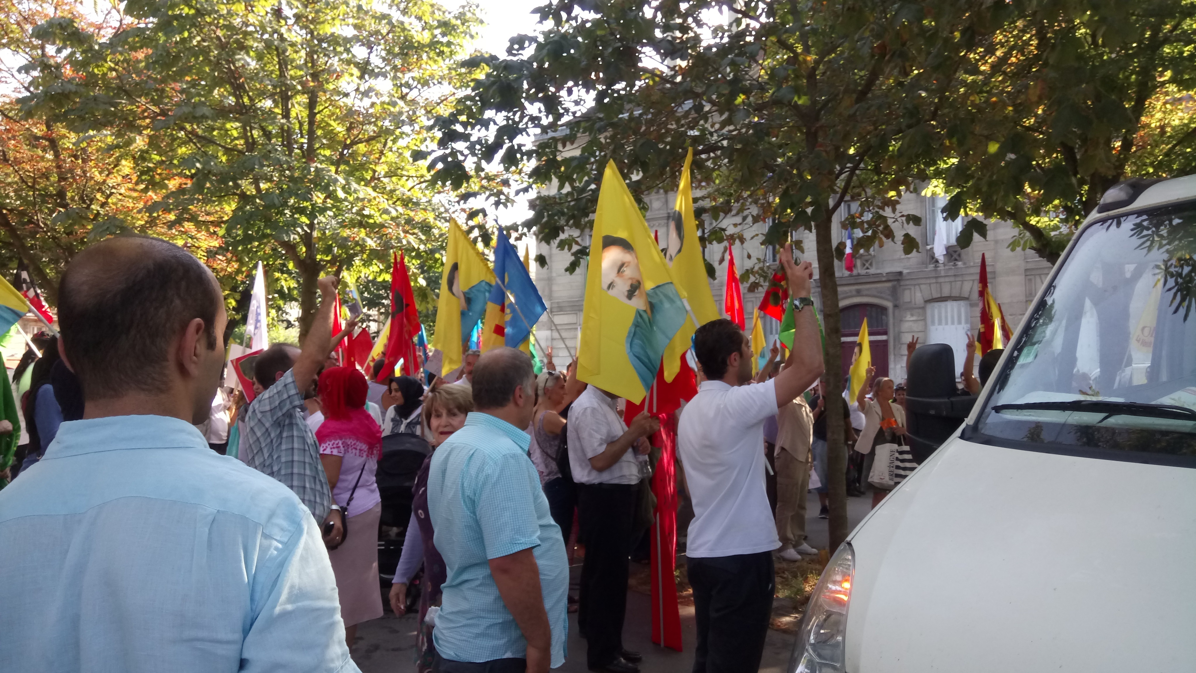 Marche kurde à Paris  : La Kabylie présente, en soutien à "une solution politique pour le Kurdistan"