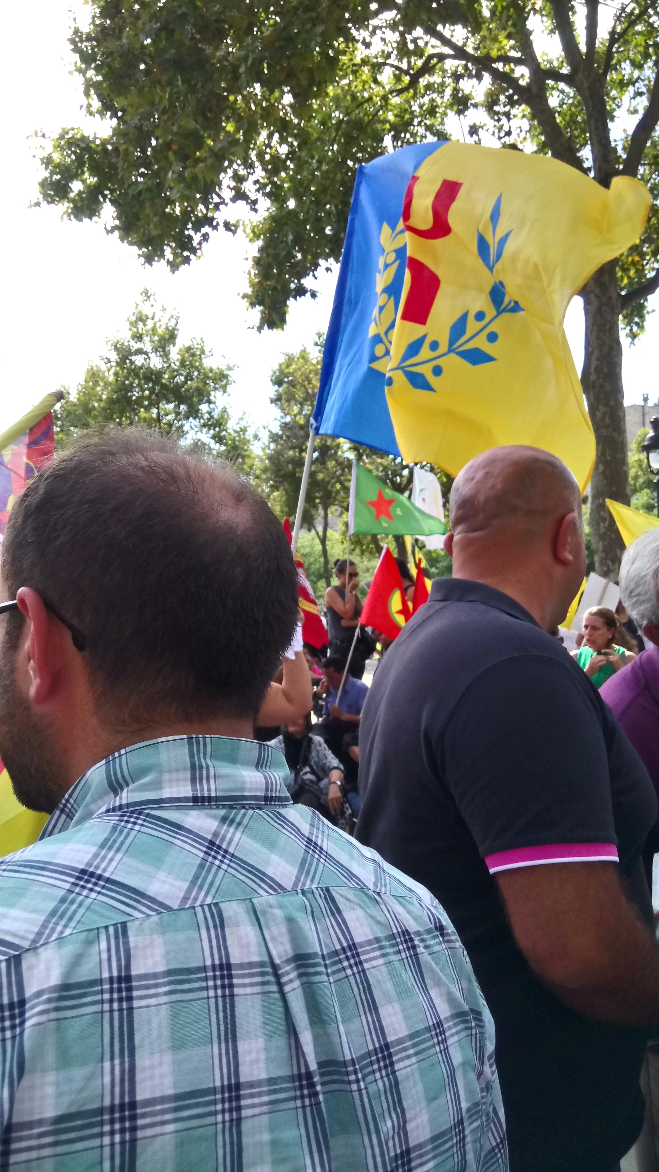 Marche kurde à Paris  : La Kabylie présente, en soutien à "une solution politique pour le Kurdistan"