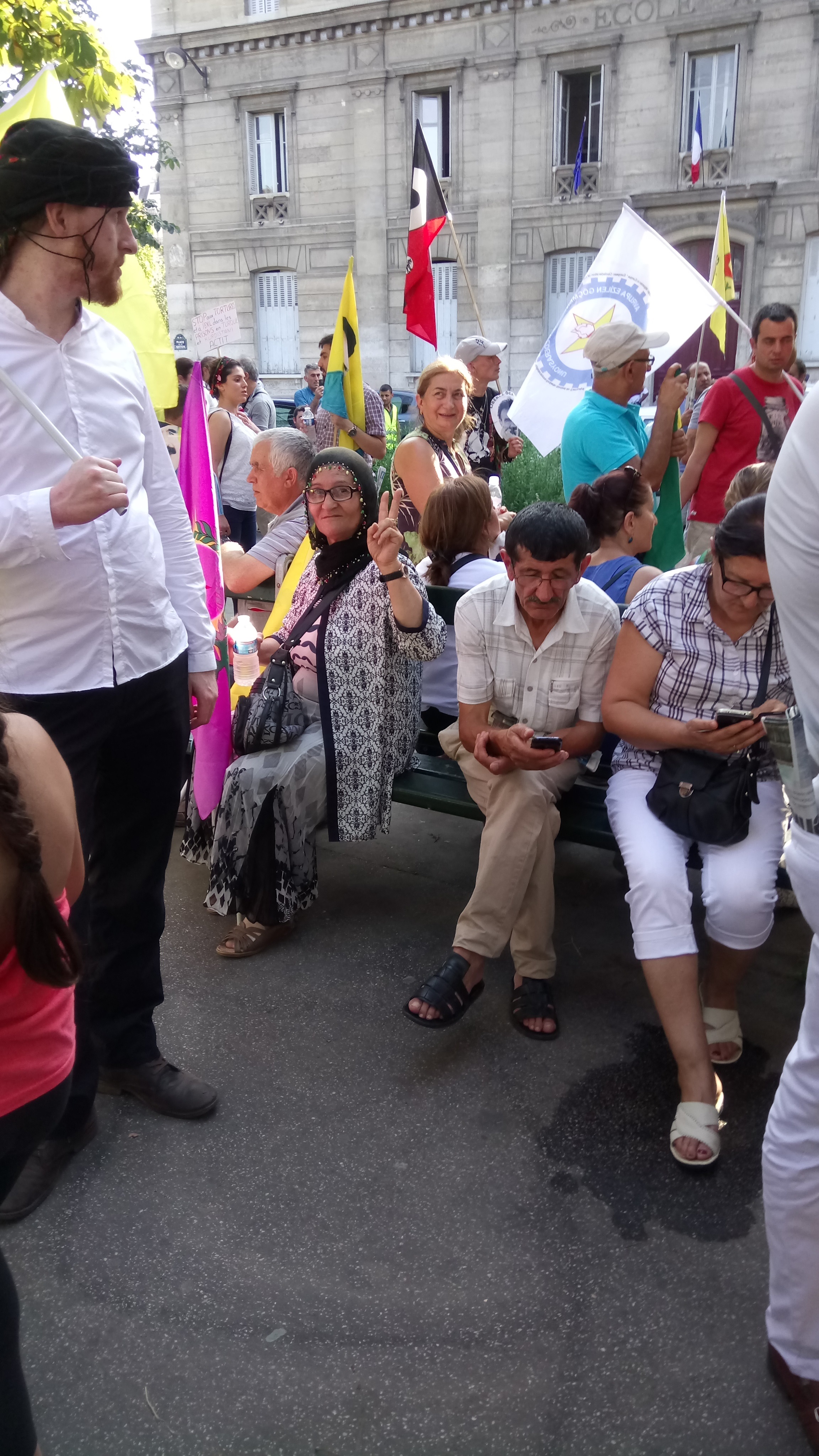 Marche kurde à Paris  : La Kabylie présente, en soutien à "une solution politique pour le Kurdistan"