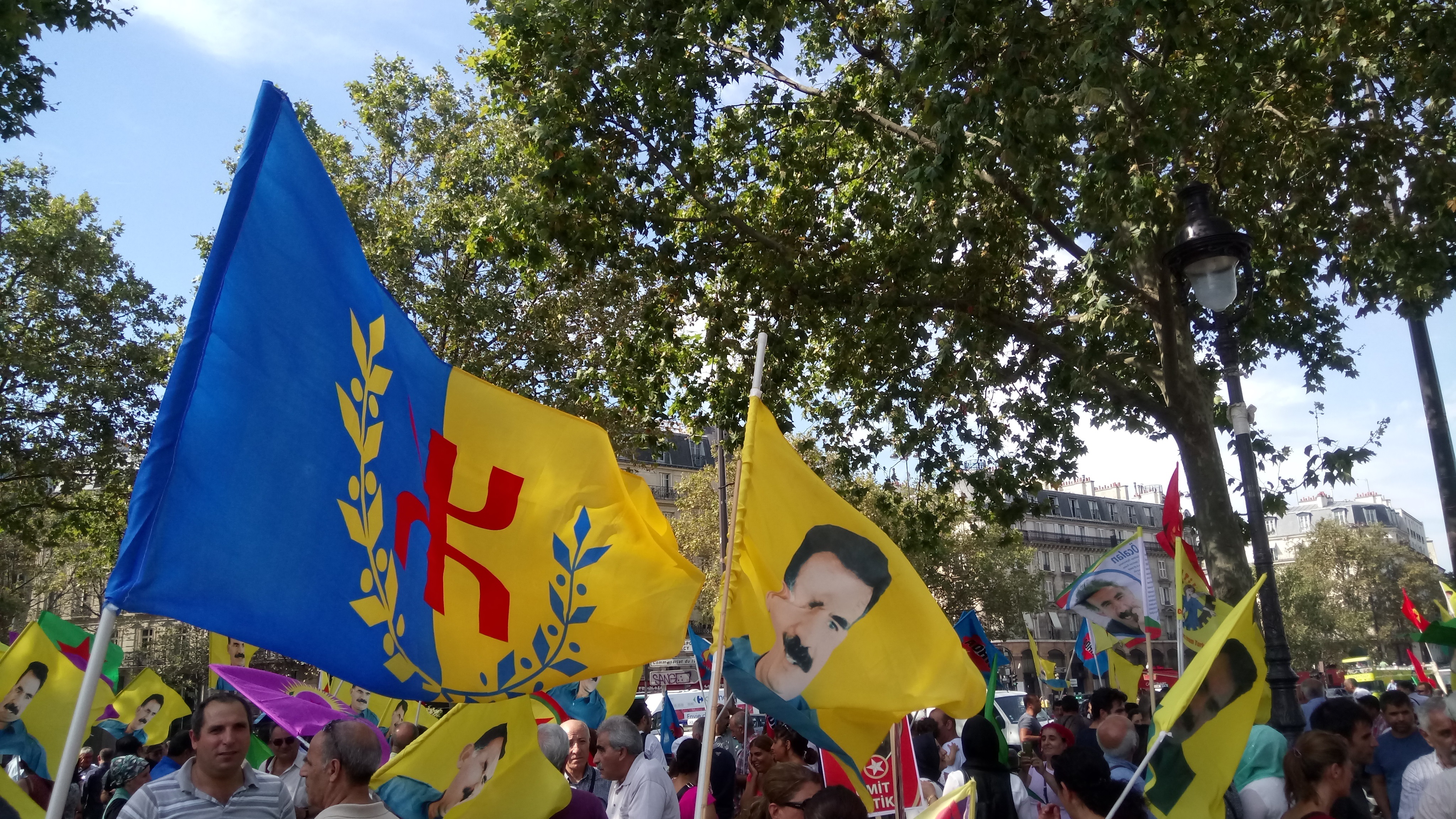 Marche kurde à Paris  : La Kabylie présente, en soutien à "une solution politique pour le Kurdistan"