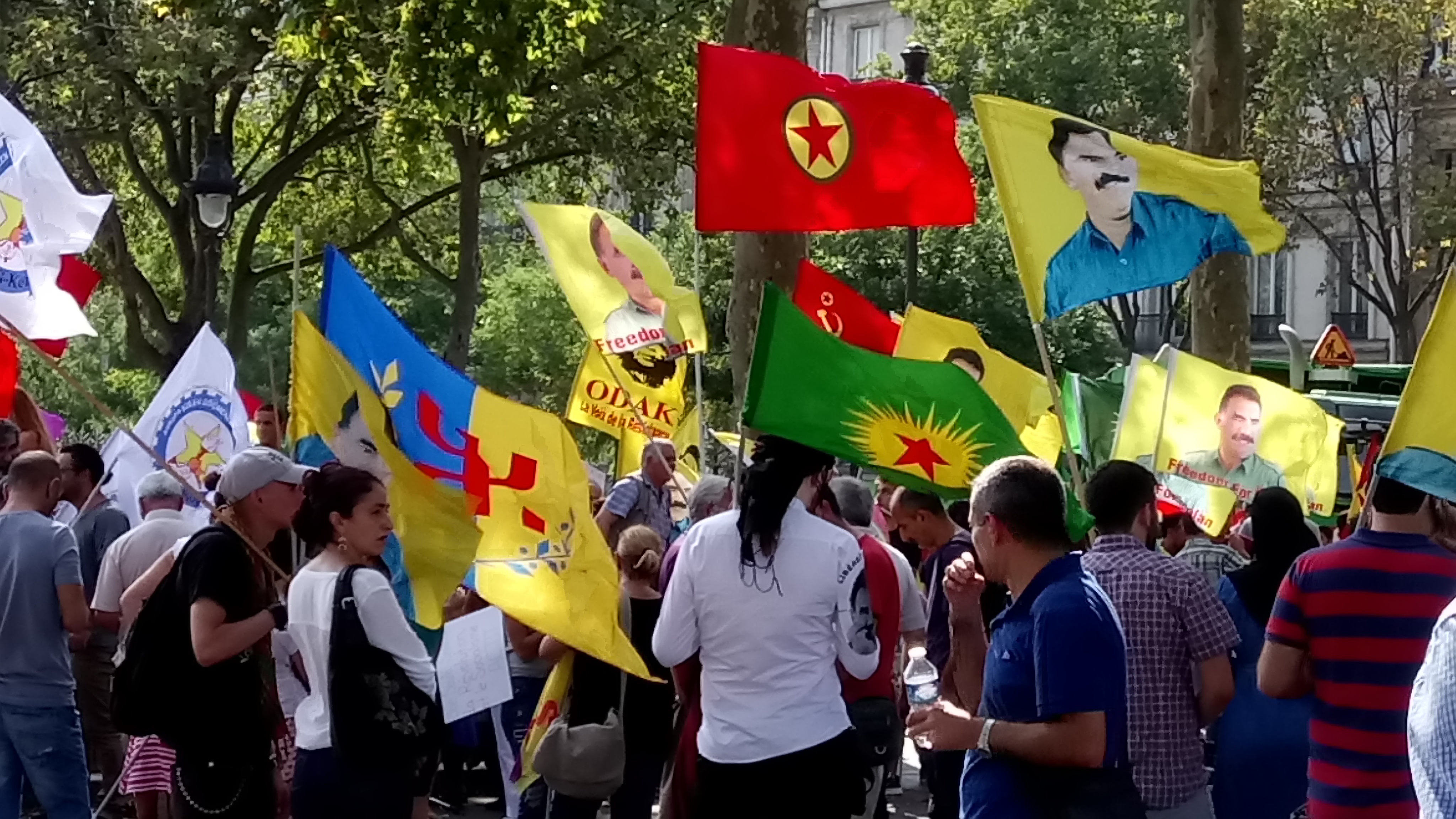 Marche kurde à Paris  : La Kabylie présente, en soutien à "une solution politique pour le Kurdistan"