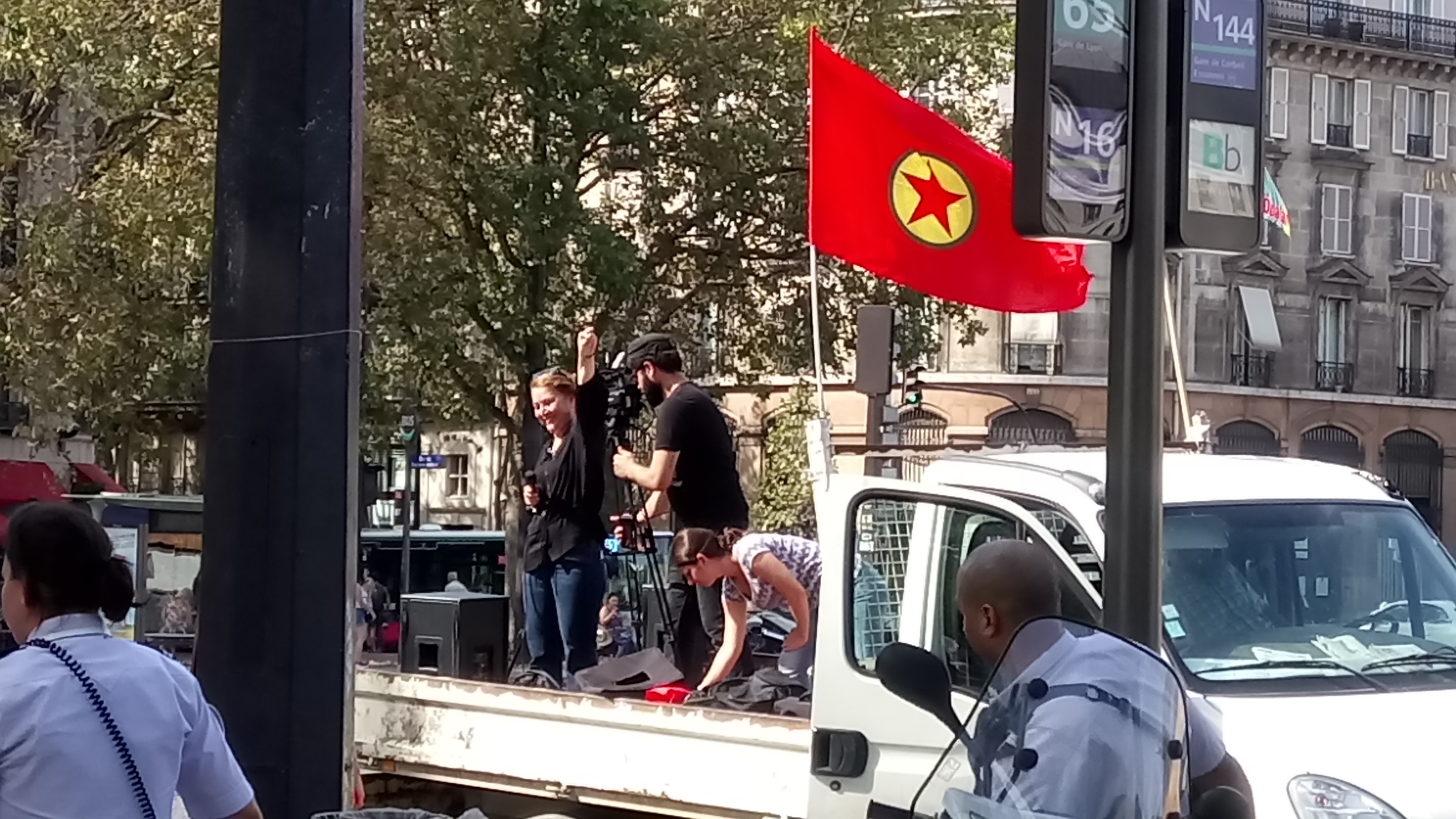 Marche kurde à Paris  : La Kabylie présente, en soutien à "une solution politique pour le Kurdistan"