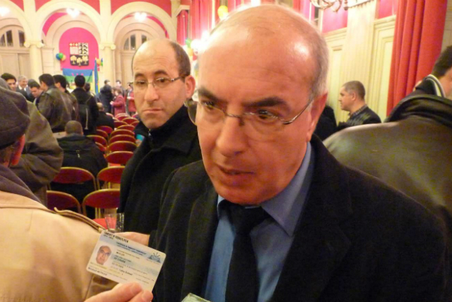 Courage à la famille de Dda Lmulud At Caεvan; arborant ici fièrement sa carte d'indentité kabyle (PH/DR)