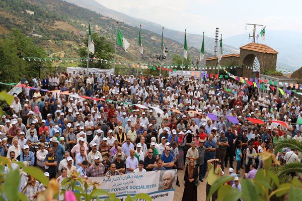 Le FFS, le 20 août 2016, exhibant une affiche dont la première ligne est en arabe, en plein pays kabyle ! (PH/DR)