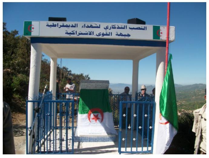 Heureux les martyrs qui n’ont rien vu ! Ici en plein pays kabyle, le FFS communique uniquement en arabe sur une stèle dont les martyrs, plus de 425, sont tous kabyles ! (PH/DR)