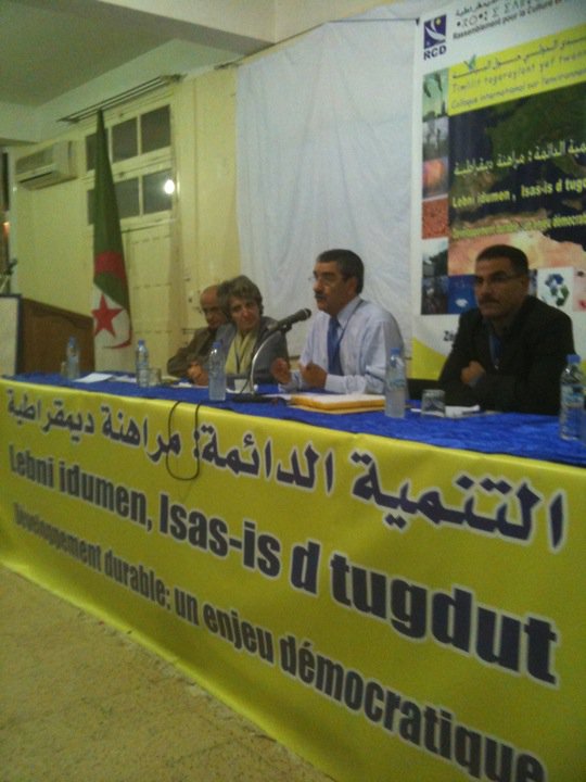 Banderolle du RCD dans une des capitales de Kabylie ! Tamazight sous la langue arabe ! (PH/DR)