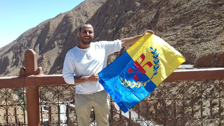 Omar Zanifi, Amazigh de la vallée d'Asif n Dades posant avec le drapeau kabyle lors des préparatifs à la participation de l'Association  des populations des montagnes du monde (APMM) à la COP22 de Marakech début août 2016 (PH/DR)
