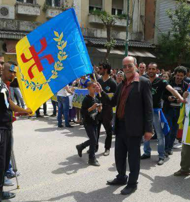Le Ccix Lounès Kheloui arborant fièrement le drapeau national kabyle (PH/SIWEL)