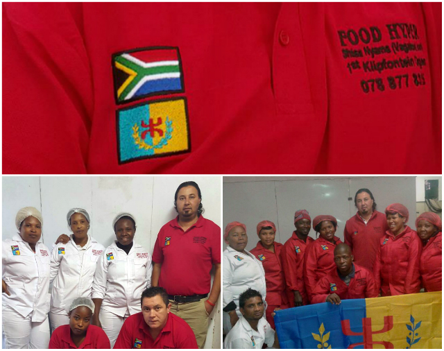 Yuva n Tala Hamu posant avec les employés de son restaurant Shisanyama en tenues brodées avec les drapeaux sud africain et kabyle (PH/DR)