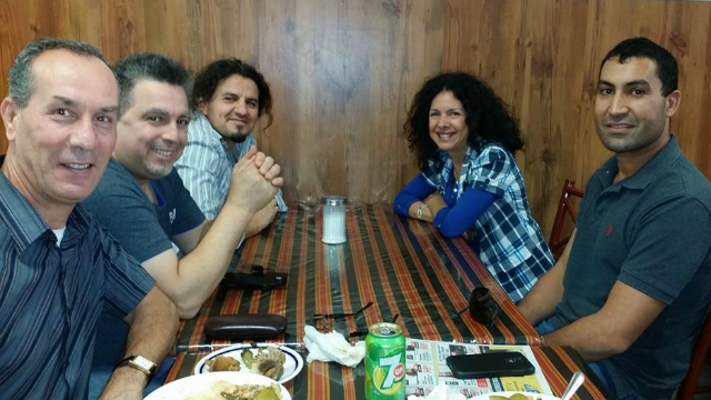 Karim Akouche au fond à gauche, avant son départ en Israël oú il se rendra avec une délégation pour représenter la Kabylie, au Tikjda, en compagnie de Mourad Itim, Smail Hami, Youcef Abbas et Nabila Ben Youcef (PH/DR)