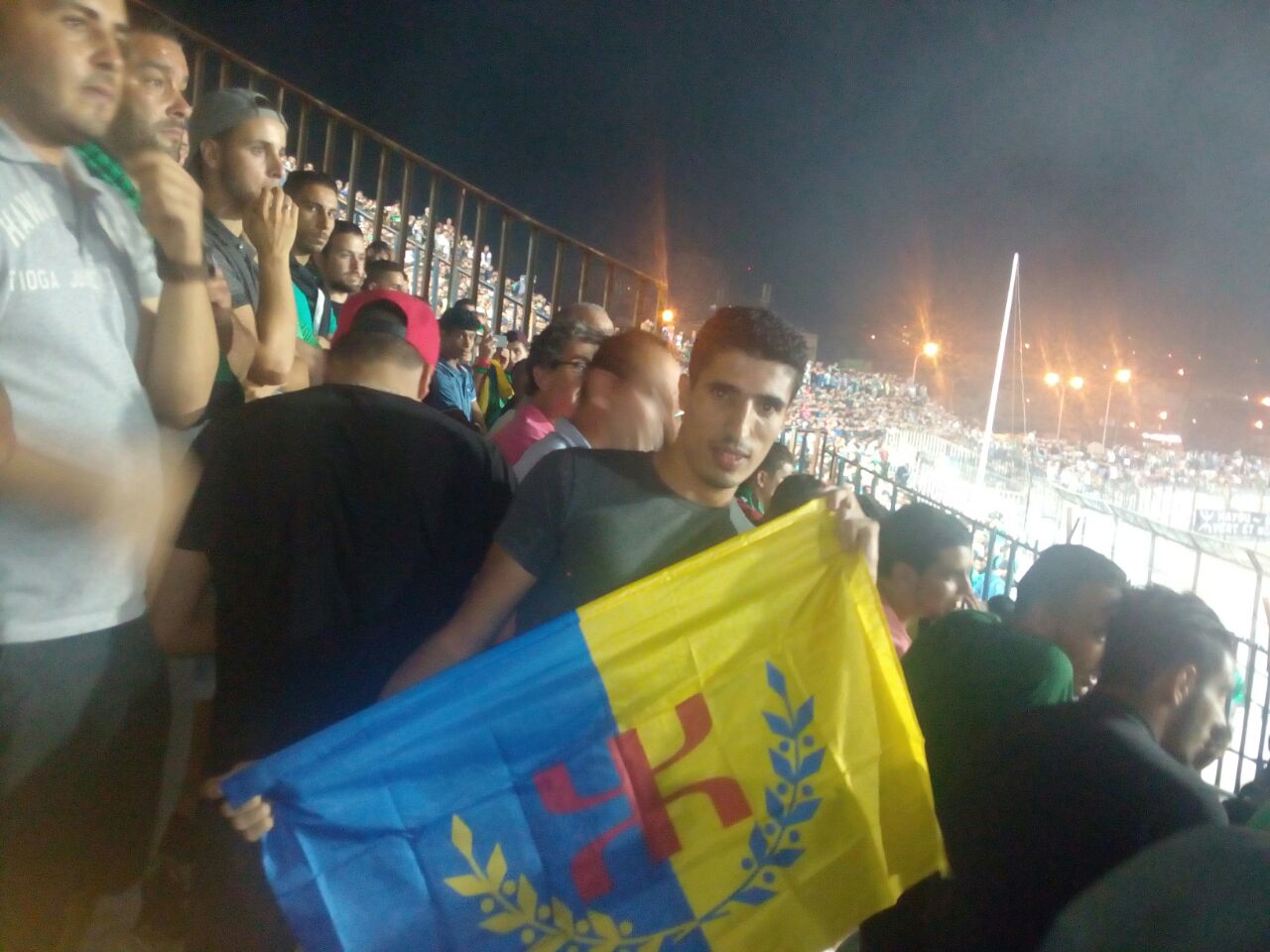 MOB – FUS Rabat : des milliers de supporters chantent « Mon pays la Kabylie »