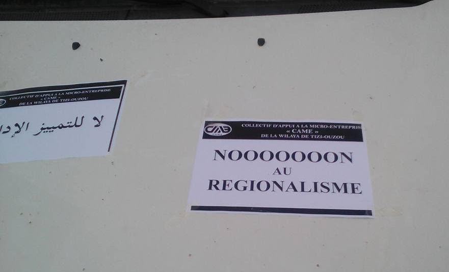 traduction autocollant à gauche : "non au racisme"