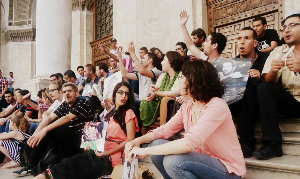 Sarah Haidar (au centre, avec ses lunettes) à un allumage de bougies en hommage à Lounès Matoub, le 24 juin dernier à la grande poste d'Alger, après "l'empêchement de la journée culturelle" par la wilaya d'Alger (PH/DR)