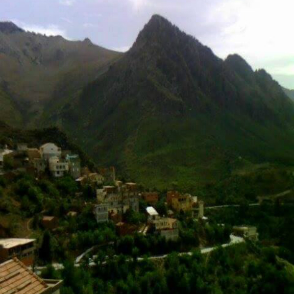 Vu du village d'At Mislayen aux pieds du monts du Djurdjura (PH/DR)