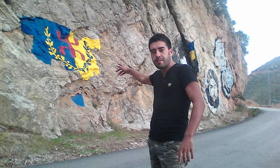 Emblême de la Kabylie sur un rôcher à l'entrée d'At Waεvan (PH/DR)