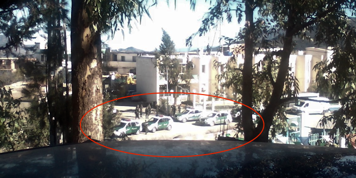 Quelques uns des véhicules de la gendarmerie coloniale qui quadrille le lieu de la réunion [photo prise à 12h45]