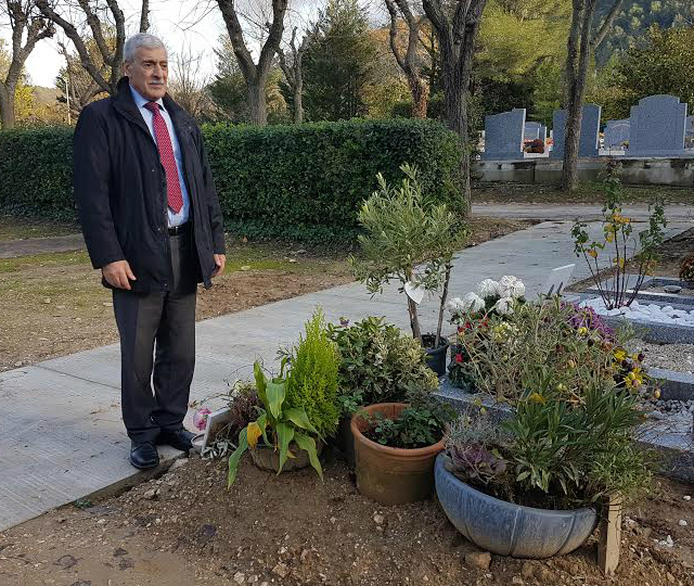 Mas Ferhat Mehenni s'est recueilli devant sur la tombe du Dr Mettouchi à Aubagne (PH/DR)