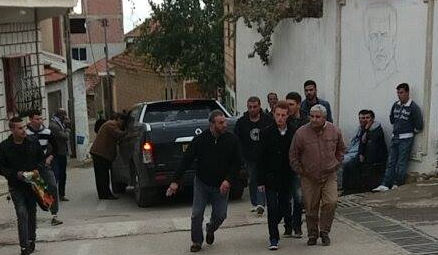 Photo prise par notre correspondant au moment de l'agression de l'ex-président du MAK par la cynique Yacine Bouache