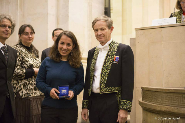 Yasmine Amhis lors de la remise de son prix, en présence de Sébastien Candel, vice-président de l'Académie des sciences (PH/DR)