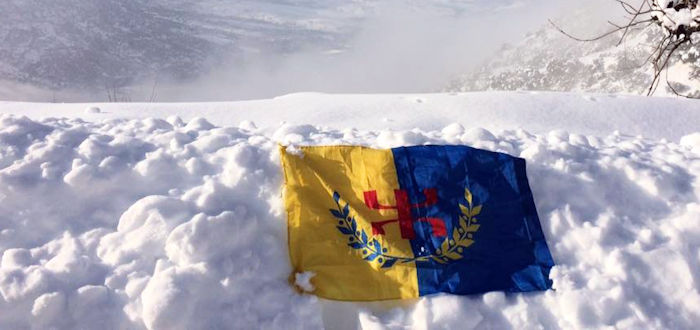 Deux indépendantistes kabyles arrêtés par la police coloniale alors qu'ils brandissaient le drapeau kabyle