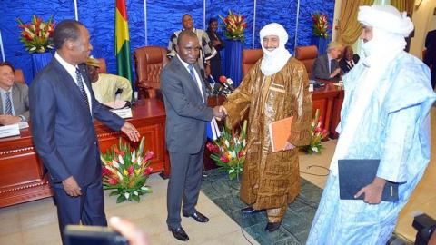 A la signature des accords de Ouagadougou : Le Colonel Moussa Sinko Coulibaly, ministre de l’administration territoriale du Mali avec Bilal Ag Acherif, SG du MNLA. A sa gauche, Alghabass Ag Intalla, successeur d’Iyad Ag Ghaly à la tête d’Ansar Dine, rebaptisé HCUA et réhabilité par la France et ses semblables pour continuer le travail de destruction des laïco-indépendantistes du MNLA (PH/DR)