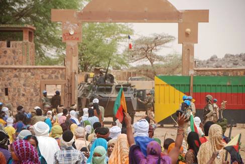 Serval assiégé par les femmes de Kidal " Non au Mali dans l'Azawad" (PH/DR)