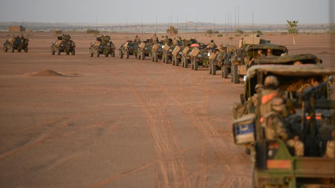 Une colonne des soldats français de l'Opération Serval parcourant le territoire Touareg de l'Azawad. La France est venue « mettre de l’ordre » dans son ancienne colonie, son ancien soudan français ( PH/DR)