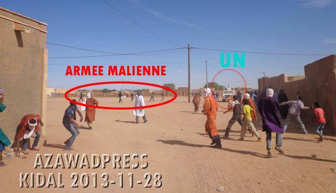 face à face entre l'armée malienne qui tire à balle réelle et les populations civiles qui ripostent avec des cailloux. juste à côté, les formes internationales de la paix, la Minusma  (photo/AzawadPress)