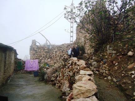 Classé «patrimoine national historique » par les autorités algériennes, le village historique d’At Lqayed est dans un état d’effondrement lamentable