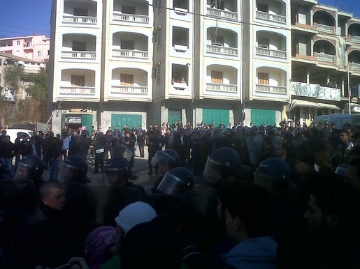 Yennayer 2012: à l'appel du MAK, c'est finalement la police qui manifeste à Tizi-Ouzou