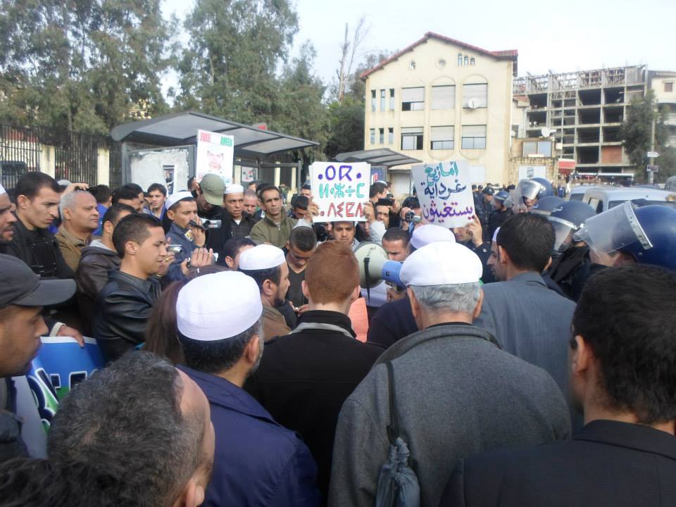 Les mozabites en force en Kabylie pour Yanneyer. La solidarité entre les peuples amazighs d'Algérie est une réalité qui fait peur au régime raciste.
