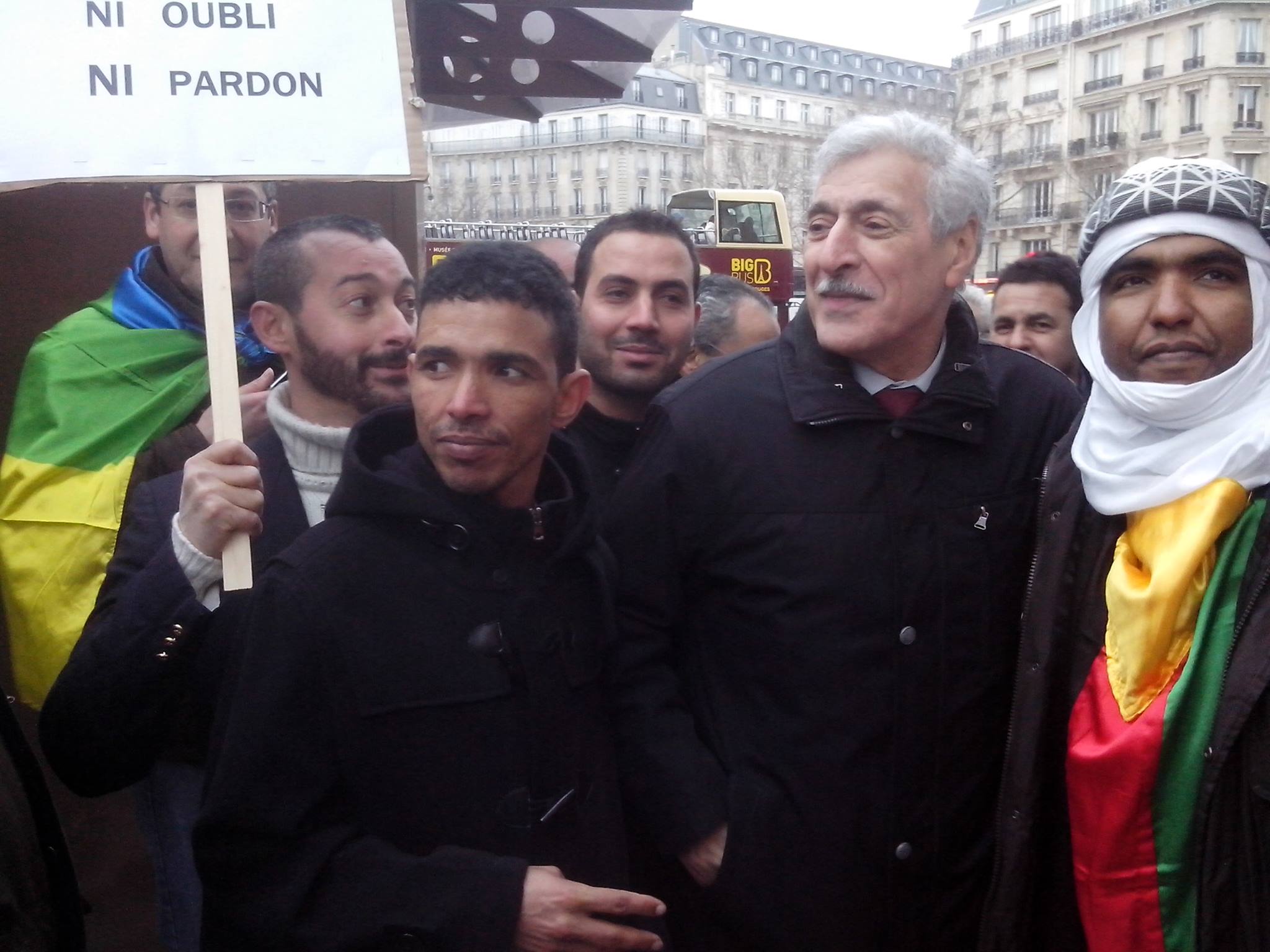Boussad Becha  a rendu un vibrant hommage à Ferhat Mehenni que l’on voit ici au rassemblement de solidarité avec les mozabites à Paris, avec des militants kabyles et des représentants des Touaregs en Europe (PH/DR)