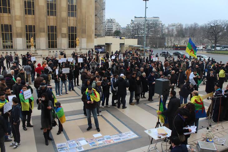 Trocadéro, Paris : le rassemblement de solidarité avec les mozabites organisé par le Collectif des Amazighs en France, regroupant aussi bien des individus que des organisations berbères, du Rif, de  Kabylie, des Aurès ou encore de l’Azawad.(PH/DR)