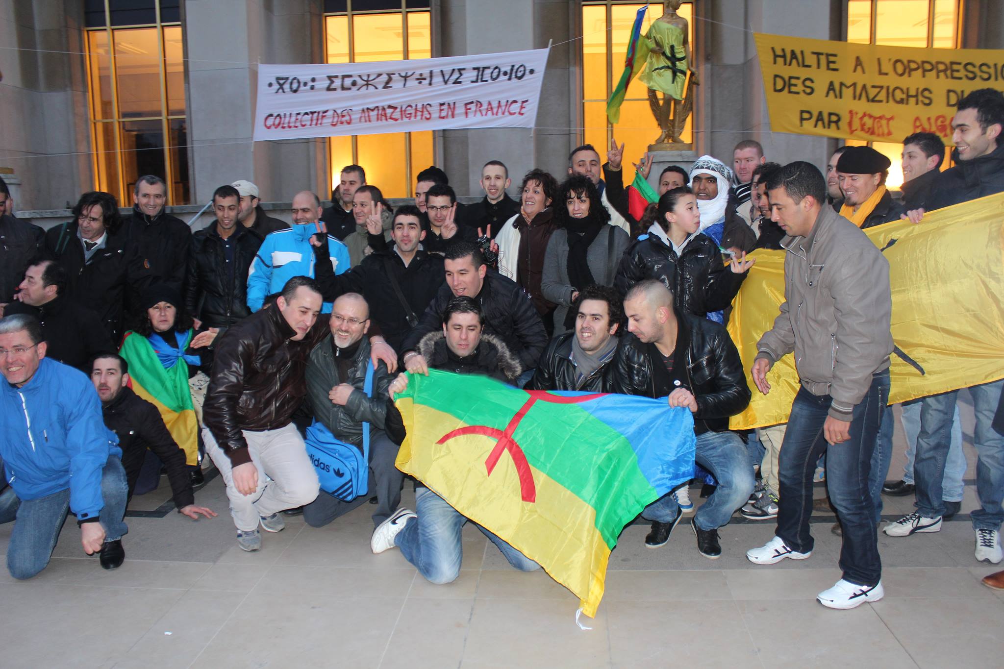 Photo de groupe à la fin du rassemblement durant lequel plusieurs personnalités sont venues apporter leur soutien, dont le représentant du MNLA en Europe, Moussa Ag Assarid, Ferhat Mehheni, Président du GPK, Malika Matoub, présidente de la Fondation Matoub Lounes, fathi N Khlifa, président du Congrès mondial Amazigh et une pléiade  d'organisation politqiues et/ou culturelles, notamment du Mzab, du Rif et des Aures (PH/DR)
