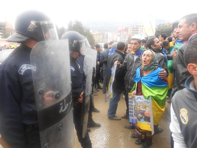 Tizi-Ouzou, face à la police qui empêche la marche de prendre son départ. Ici, en compagnie d’une jeune mozabite venu de Ghardaia, Nna Nouara, la doyenne des militantes kabyles, qui ne rate aucune manifestation du MAK, s'en prend vertement aux policiers venus réprimer.(PH/DR)