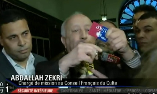 M. Abdallah Zekri, franco-algérien, semble être un habitué de l’infiltration. Ce chargé de mission au Conseil français du culte musulman (CFCM) était membre de l’UMP. Face à la presse, il a « déchiré » sa carte d’adhérent à l’UMP en appelant « tous les musulmans de l’UMP » à l’imiter pour protester contre un  « débat » sur la laïcité et l’Islam. une belle preuve de tolérance  (PH/DR)