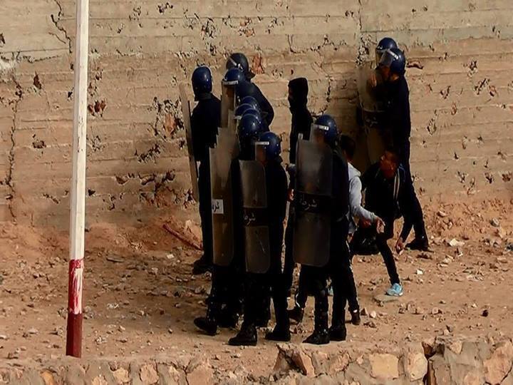 La police algérienne intervient uniquement appuyer les Châambas afin de faire barrage aux mozabites qui essayent de se défendre (PH/DR)