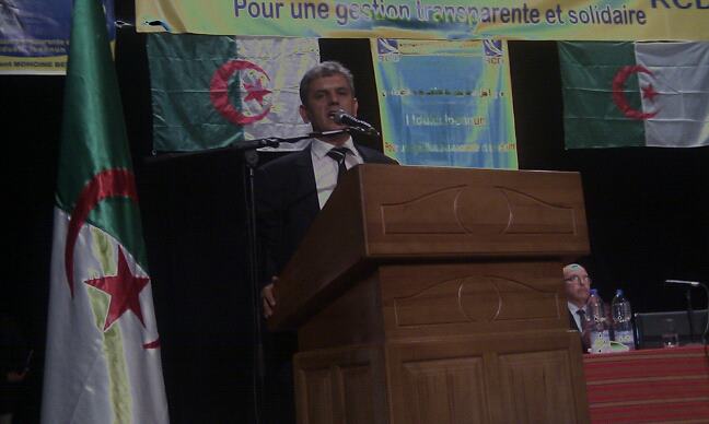 Le président du RCD, Mohcine Bellabes, avec une grande banderole derrière lui qui dit " pour une gestion transparente et solidaire". Le crime contre les mozabites se déroule dans l'omerta des "opposition démocratiques" algériennes et la solidarité n'a qu'une seule valeur: le slogan politique (PH/DR)