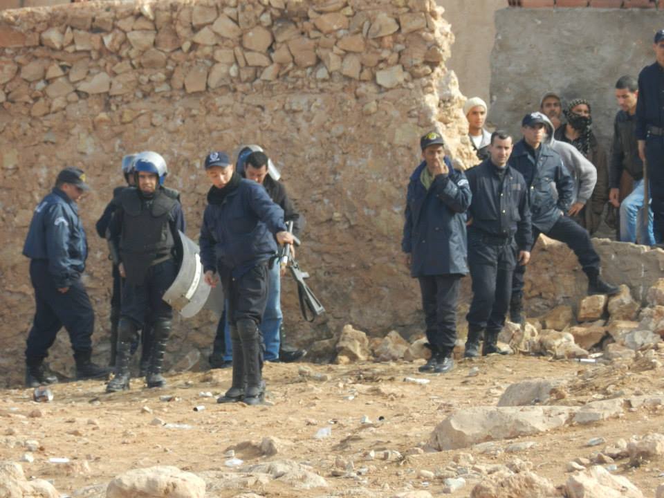 Face à face police nationale algérienne et agresseurs arabes contre mozabites(PH/DR)