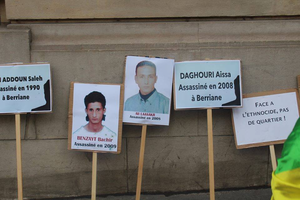 Le Dr. Kameleddine Fekhar rappelle que c’est exactement dans ces mêmes circonstances que le jeune Ali Lassaker avait été assassiné en 2008 à Berriane. Ici, le jour du sit-in de dénonciation devant l'ambassade d'Algérie, organisé par le Collectif des Amazighs en France,  où plusieurs noms et photos de victimes ont été rappelés, dont Ali Lassaker ; deuxième phot sur la droite  (PH/DR)