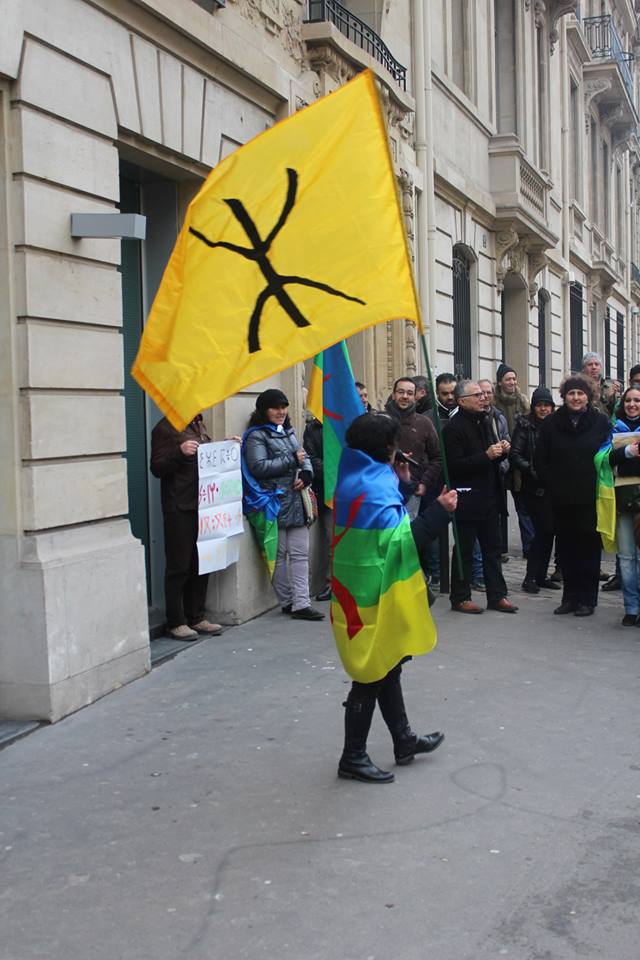 Nadia Ould Said scandant les slogans contre le racisme d'Etat algérien envers les amazighs (PH/DR)