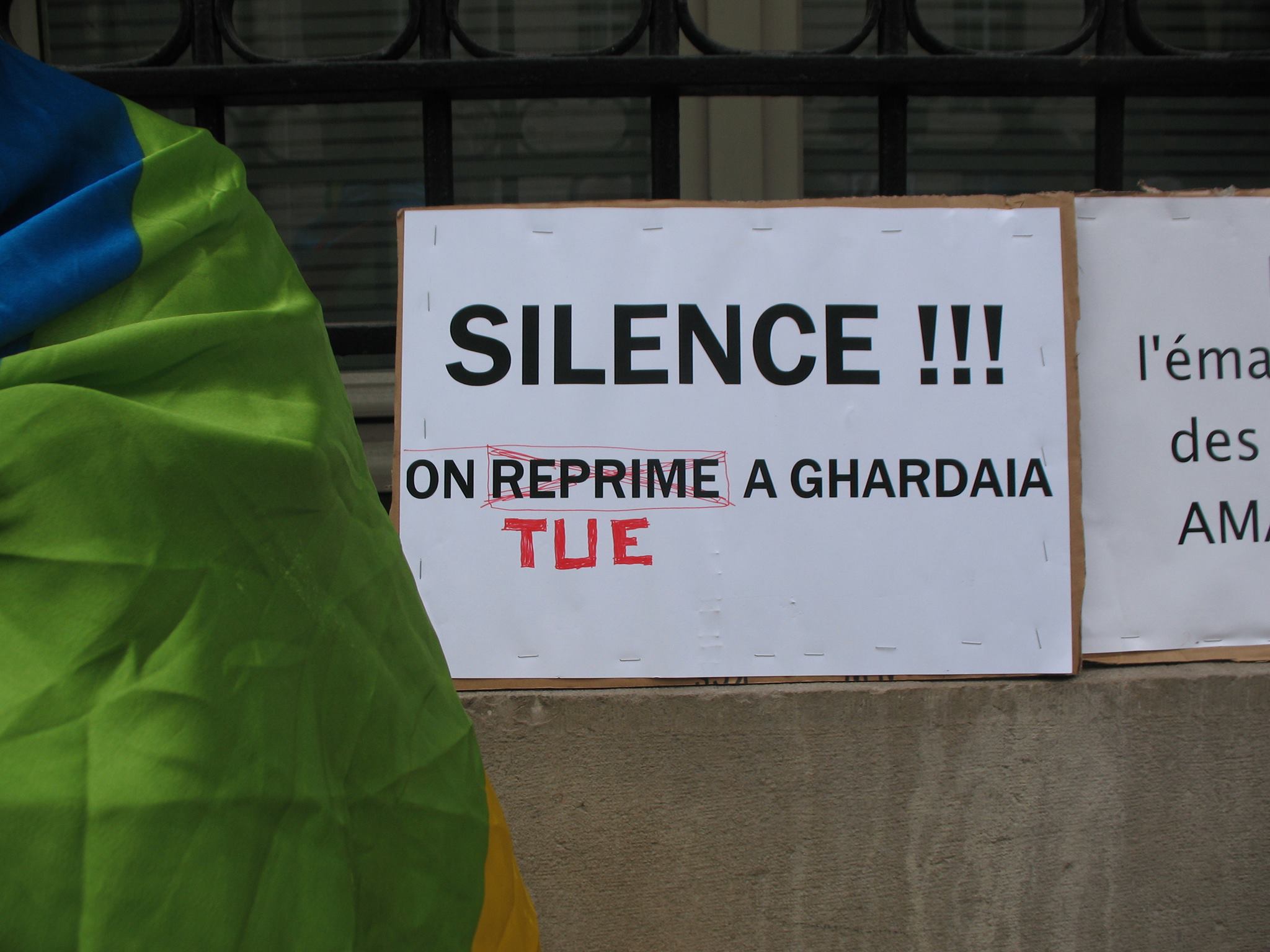 Cette pancarte qui avait servi au rassemblement du Trocadéro a connu des évolution malheureuses, le mot "réprime" a du être remplacé par  le mot " tue" ( PH/DR)