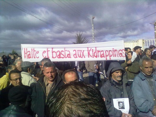 C’est en vain que les kabyles ne cessent d’organiser manifestations et  rassemblement pour dire « halte aux Kidnappings », mais depuis 2005, au fur et à mesure que les forces de sécurités stationnent en nombre en Kabylie, celle-ci ne cesse d’enregistrer les kidnappings et maintenant, elle enterre ses morts… Ici, un rassemblement de solidarité demandant la libération d’Ali Laceuk, lui aussi finalement assassiné par ses ravisseurs (PH/DR)
