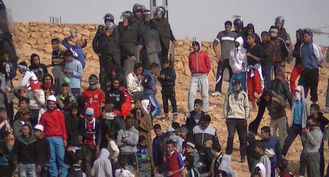 Le conseil universitaire Mak de Vgayet se mobilise pour soutenir le peuple mozabite victime d’une guerre sans précédent livrée par les arabes châambas et les services de répressions algériennes, comme le démontre cette photo où les assaillants châambas, sont visiblement très à l’aise aux côtés de leur compatriotes de la police (PH/DR)