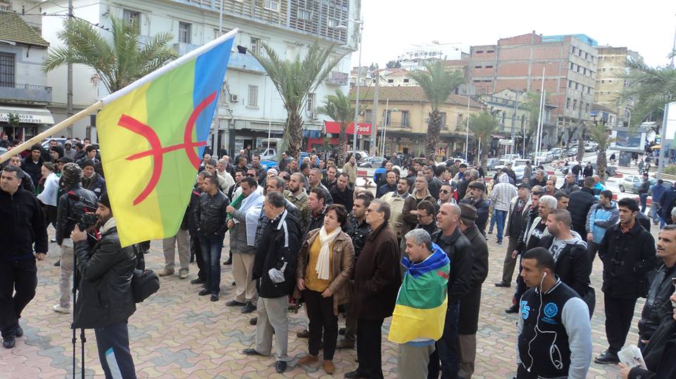 Rassemblement de solidarité avec les Mozabites, aujourd'hui à Tizi-Ouzou. On reconnait sur cette photo le président du MAK enrobé dans le drapeau amazigh et l'ex-députée du RCD, Lila Hadj Arab. (PH/DR)