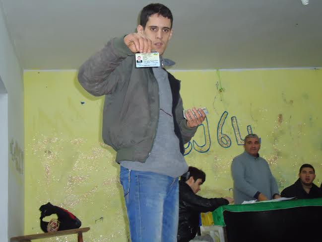 At-Hemdun: Un jeune militant montrant sa toute nouvelle carte d'identité kabyle ( PH/DR)