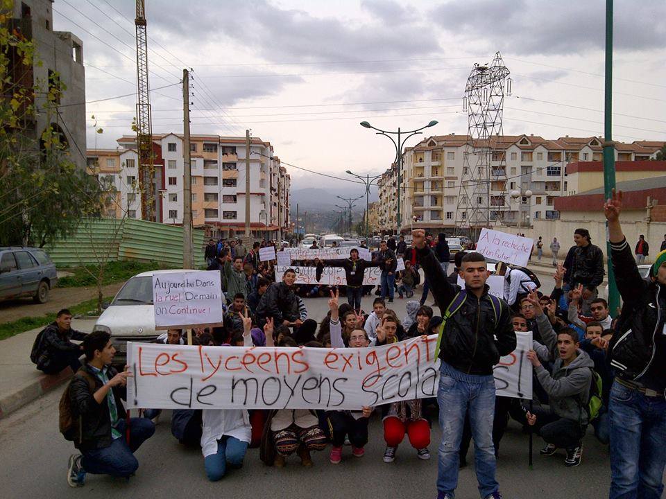 Les lycéens marchent à Imceddalen pour exiger le transport scolaire